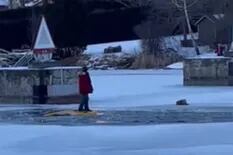 Mientras su auto se hundía en un lago congelado, una joven atinó a tomarse selfies y grabar videos
