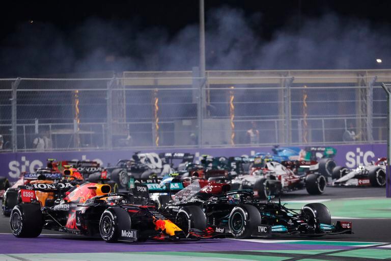 El segundo lanzamiento enseñó la primera de las maniobras al límite que ejecutó Max Verstappen (Red Bull Racing) sobre Lewis Hamilton (Mercedes)
