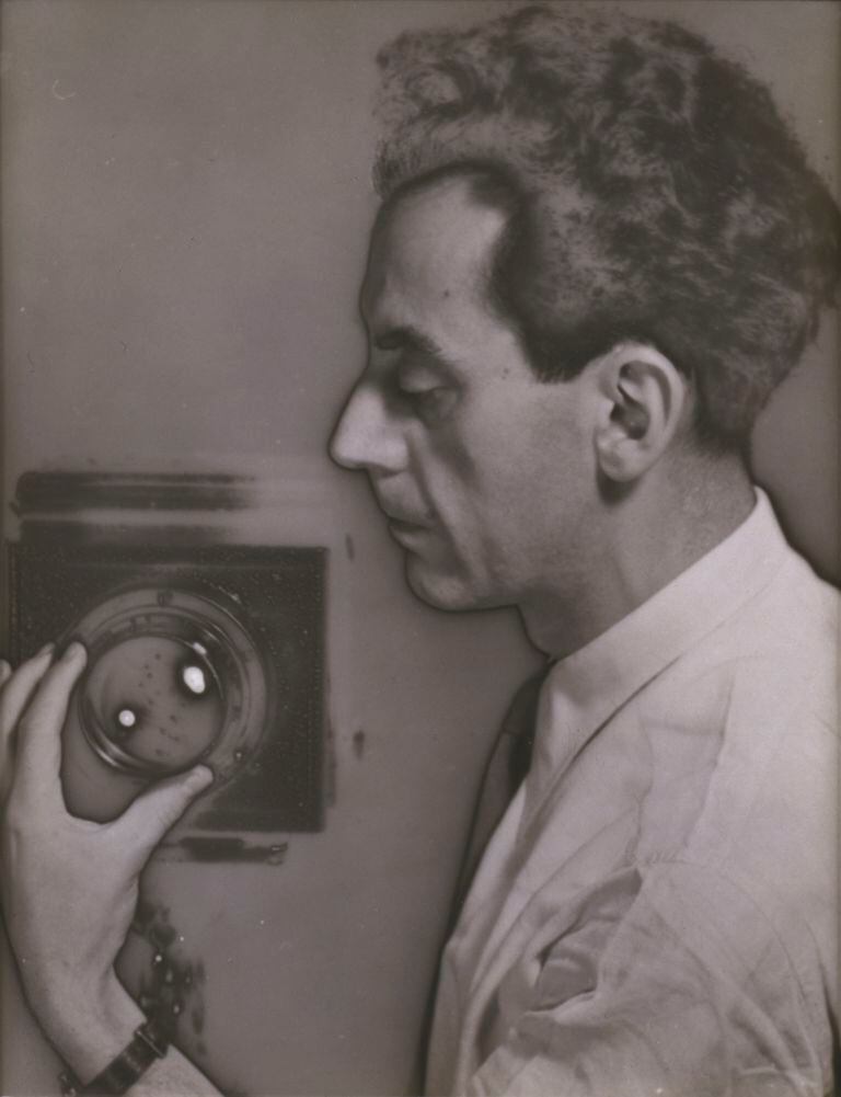 Man Ray, en un autorretrato de 1930 con su célebre solarización