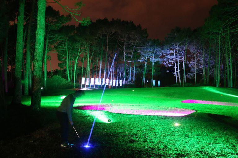 Una inusual velada de golf nocturno en Cariló