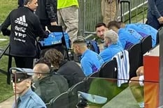 La inusual imagen de Messi en el banco de suplentes y el himno cantado a los gritos
