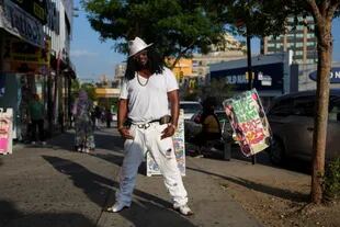 Robert Norman, un vendedor ambulante y músico de 37 años, posa para una foto en el Bronx