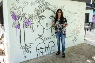 Durante la fiesta, la artista plástica Yaqui Melhem pintó un mural inspirado en la vendimia.