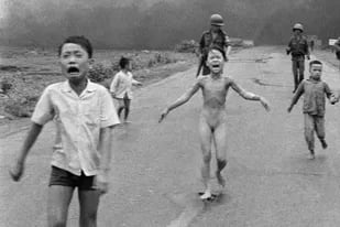 Así está hoy "la niña del napalm", cuya foto marcó un antes y después en la guerra de Vietnam