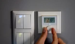 Una clave es ajustar los termostatos de calefacción y aire acondicionado