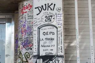 En la fachada de Antezana, muchos dejan sus grafitis y mensajes
