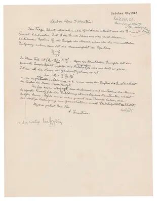 En esta foto sin fecha, proveída por la casa de subastas RR Auction,  se ve una carta escrita por Albert Einstein, en la cual este escribió su famosa ecuación "E = mc2". La carta fue subastada por más de 1,2 millones de dólares el 20 de mayo del 2021, en Boston.  (Nikki Brickett/RR Auction vía AP)