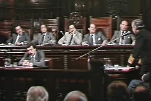 El almirante Massera, a la derecha de la imagen, se dirige a la Cámara Federal en uno de los momentos más elocuentes del documental El juicio 