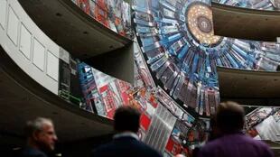 Una pintura gigante del colisionador adorna el edificio del CERN