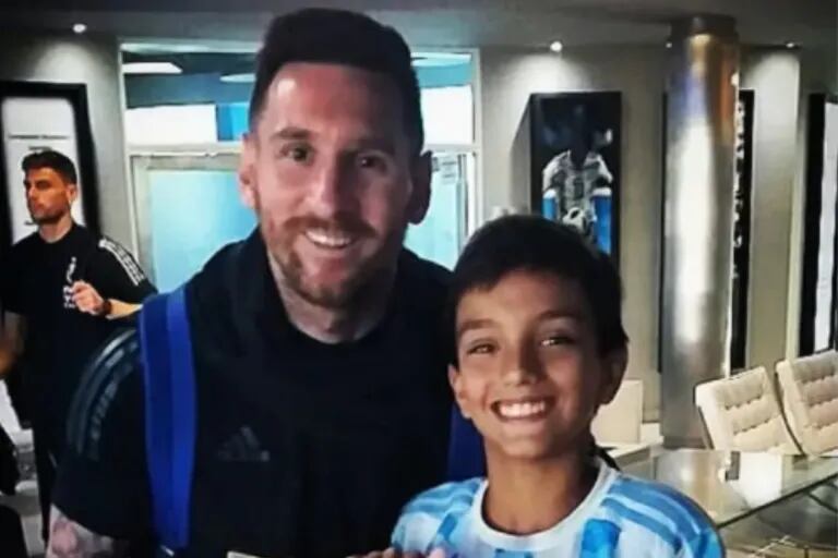 Quién es el niño que le hizo un cuadro espectacular a Leo Messi y recibió un gesto especial de él