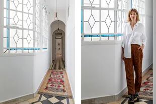 La diseñadora textil Carolina Yañez en el pasillo ambientado con una lámpara industrial (Paul) y kilim mexicano.