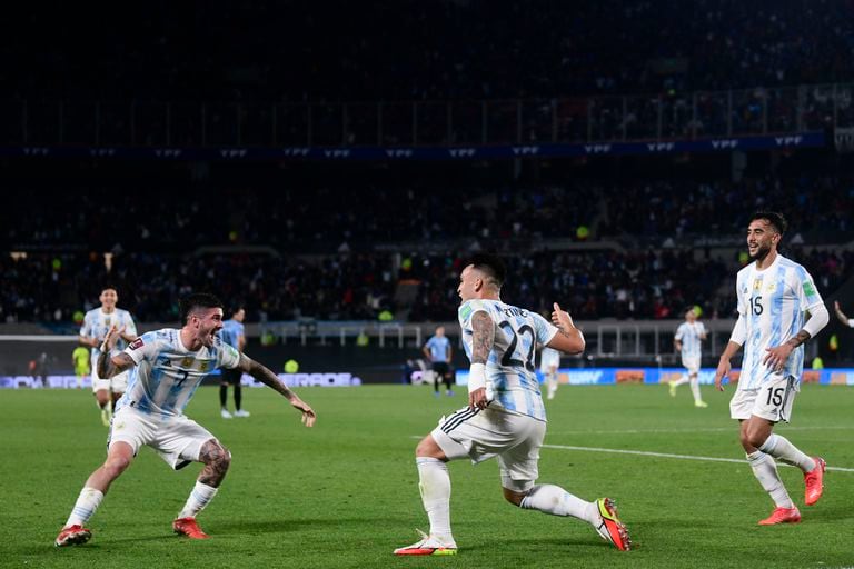 Lautaro Martínez festeja con Rodrigo De Paul su gol, el tercero de la Argentina ante Uruguay, en otra noche feliz de eliminatorias para la selección