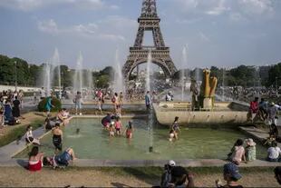 La gente buscó refrescarse en las fuentes de la capital francesa