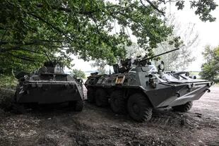 En Balakliya, en la región de Kharkiv, un BTR-80 ruso dañado en las calles. (Juan BARRETO / AFP)