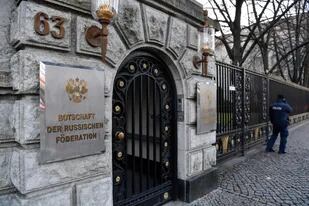 Apareció muerto un diplomático ruso en frente a la embajada en Alemania: creen que era un espía encubierto
