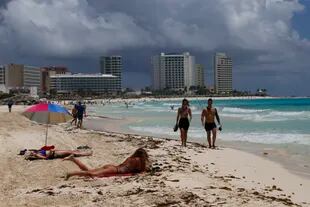 Los turistas siguen llegando a Cancún y otros destinos de Quintana Roo, pero la violencia narco podría cambiar la tendencia  