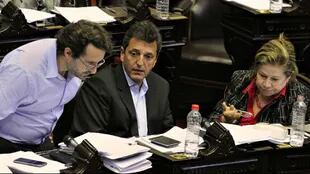 Sergio Massa, ayer en la Cámara de Diputados, junto a Marco Lavagna y Graciela Camaño