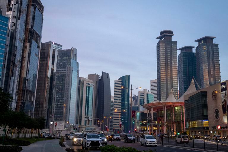 Una vista de hoteles y otros edificios en el área de West Bay en Doha, Qatar, el 9 de diciembre del 2021.  view of hotels and other buildings at the West Bay area in Doha, Qatar, Thursday, Dec. 9, 2021.  (AP Foto/Darko Bandic)