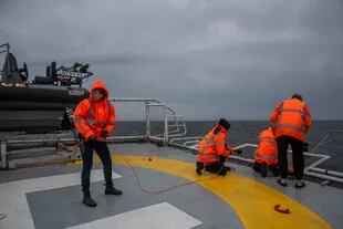 Parte del equipo de científicos y ambientalistas que estuvieron abordo del barco de Greenpeace