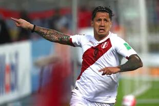 Gianluca Lapadula festeja la apertura del marcador durante el partido que disputan Perú y Paraguay por las eliminatorias de la Copa del Mundo Qatar 2022