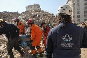 Rescatistas argentinos lograron sacar, con vida, a tres personas que estaban debajo de los escombros