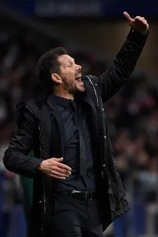 Los gestos de Diego Simeone durante el partido que su equipo, Atlético de Madrid, perdió con el Milan, de Italia, por 1-0