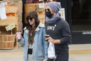 Dakota Johnson y Chris Martin despejaron rumores de separación al caminar sonrientes ante las cámaras