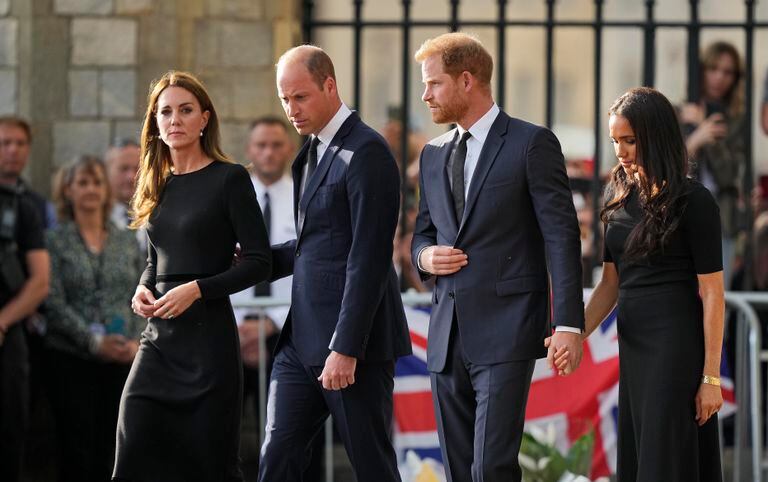 William y Kate, los nuevos príncipes de Gales, junto a Harry y Meghan, los duques de Sussex, frente al castillo de Windsor, el 10 de septiembre de 2022 (AP Photo/Martin Meissner)