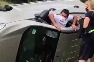 El Pulga Rodríguez asistió a una mujer accidentada con su auto en Santa Fe