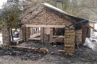 La cabaña Los Radales, incendiada en Villa Mascardi