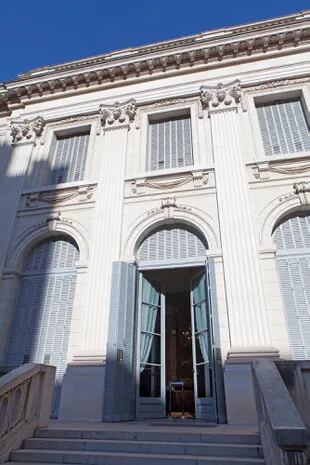 Sobre Av. del Libertador se levanta el Palacio Errázuriz Alvear que da sostén, desde 1937, al Museo Nacional de Arte Decorativo