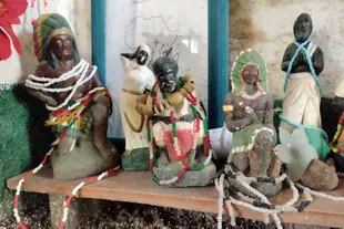 Altar con pequeñas estatuillas de Pretos-velhos o “viejos negros”