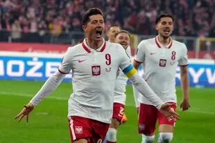 Robert Lewandowski marcó de penal el primer gol de Polonia frente a Suecia, en un repechaje que lleva al Mundial de Qatar 2022