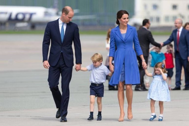 Il principe William e Kate Middleton con due dei loro tre figli