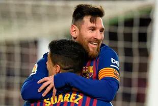 En esta foto de archivo tomada el 30 de enero de 2019, Lionel Messi celebra con el delantero uruguayo Luis Suárez tras anotar durante el partido de vuelta de cuartos de final de la Copa del Rey de España entre el Barcelona y el Sevilla en el estadio Camp Nou en Barcelona.