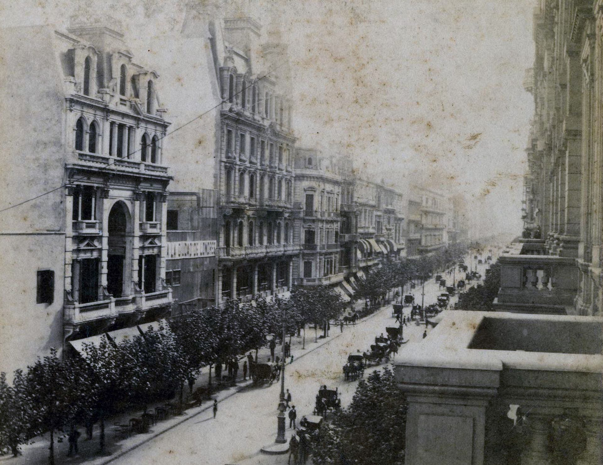 A la izquierda, con tres toldos, el primer pasaje Roverano, creado en 1878.