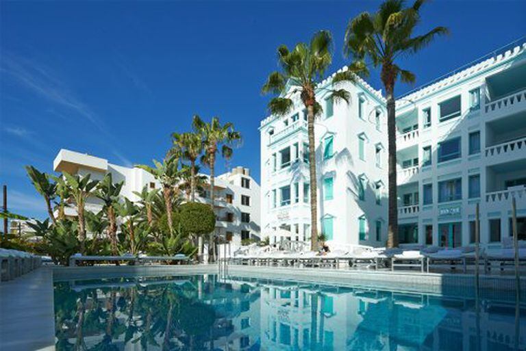 Este hotel se encuentra en el centro de Ibiza, a 50 metros de la playa de Figueretas.