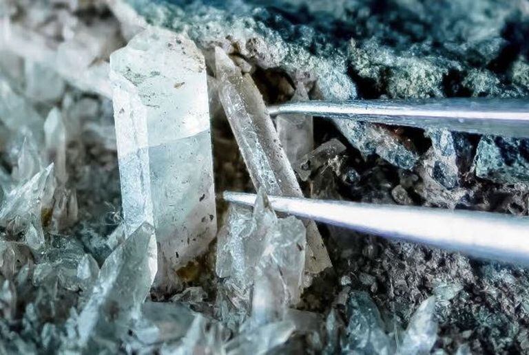 08-11-2021 Calcita relacionada con microorganismos de una fractura profunda en granito sueco. Este tipo de biofirmas relacionadas con minerales se utilizó como parte de este nuevo estudio para buscar antiguas condiciones habitables en profundidad. POLITICA INVESTIGACIÓN Y TECNOLOGÍA HENRIK DRAKE