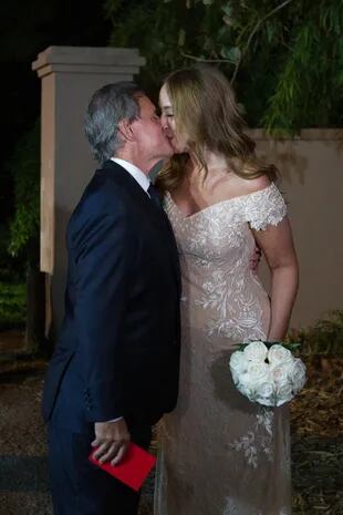 A pedido de los fotógrafos apostados en San Antonio de Areco, el primer beso de los recién casados.