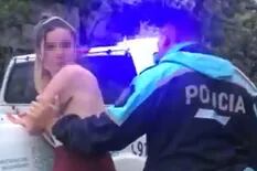 Un efectivo zamarreó y tiró al piso a una joven para esposarla a la salida de un boliche