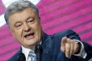 El presidente de Ucrania, Petro Poroshenko, habla en su sede después de la segunda vuelta de las elecciones presidenciales en Kiev, en las que perdió contra el comediante Volodomir Zelenski