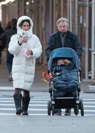 Alec Baldwin y su esposa Hilaria se abrigaron para afrontar el frío de Nueva York y disfrutaron de un paseo con su bebé