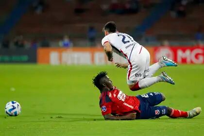 La falta que dejó a Independiente Medellin con uno menos: Edwuin Cetre lo levanta por el aire a Malcom Braida