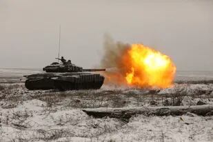 Un tanque ruso T-72B3 dispara durante un ejercicio militar en el campo de entrenamiento de Kadamovskiy, en la región rusa de Rostov
