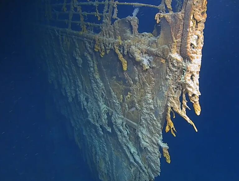 Estas fotos tomadas en 2019 sobre la proa del Titanic muestran los rustículos formados sobre el metal.