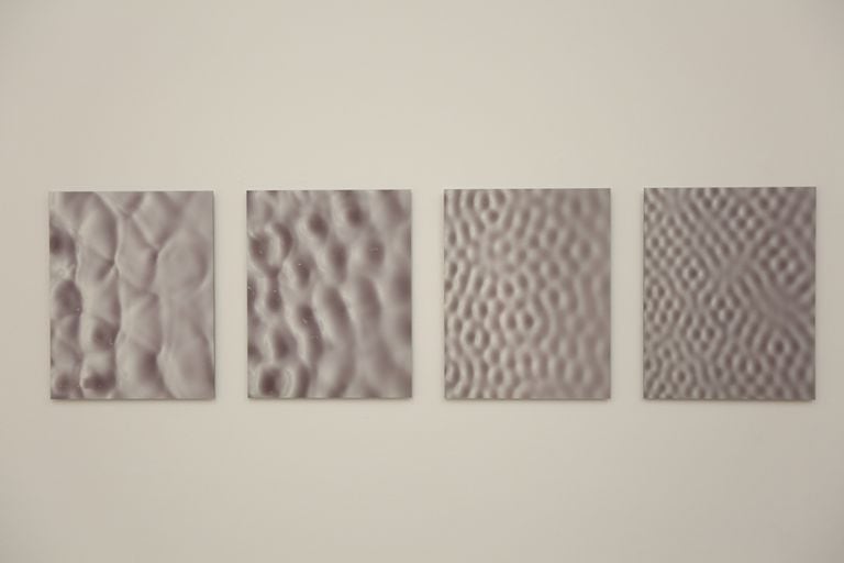 FotografÃ­as de las formas abstractas producidas en el agua por el sonido, en la obra de Carsten Nicolai