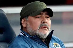 La mirada reflexiva de Diego Armando Maradona durante uno de los partidos en los que dirigió a Gimnasia y Esgrima La Plata, su equipo desde hace un año.
