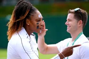Serena Williams disfruta su regreso a Wimbledon: las marcas sobre su cara son parte de un tratamiento contra la sinusitis que arrastra