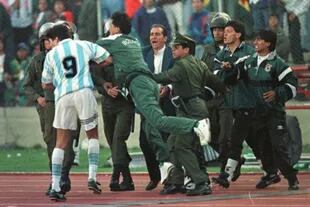 Ya en los minutos finales, Julio Cruz recibe la trompada de José Trujillo, chofer de la delegación boliviana. El golpe es el pómulo derecho