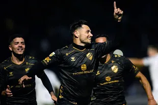 Mauro Zárate festeja su primer gol en Platense
Foto: Twitter Platense